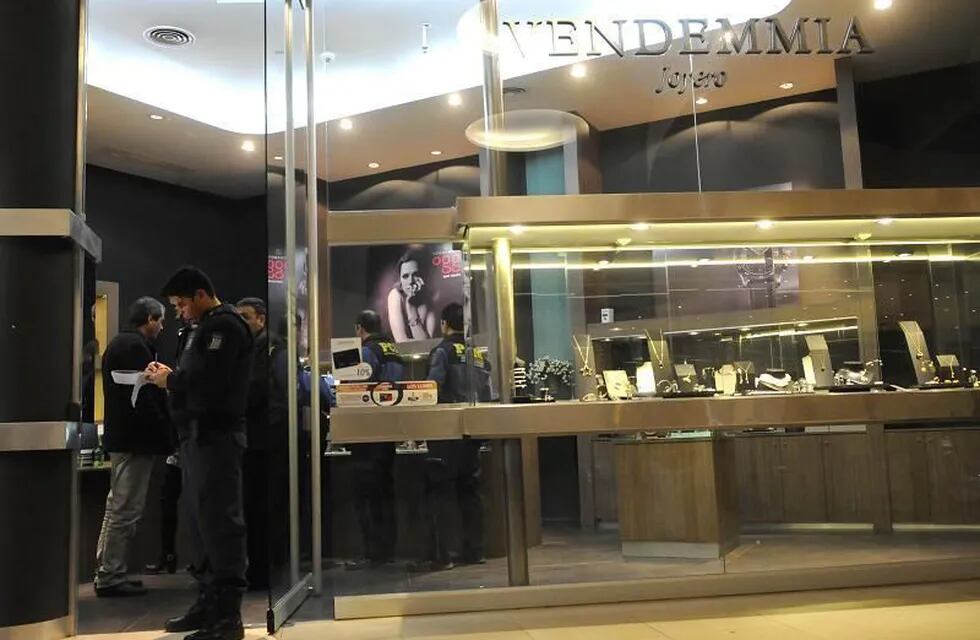 Golpe a La Barraca Mall: robaron joyas y dinero de Vendemmia