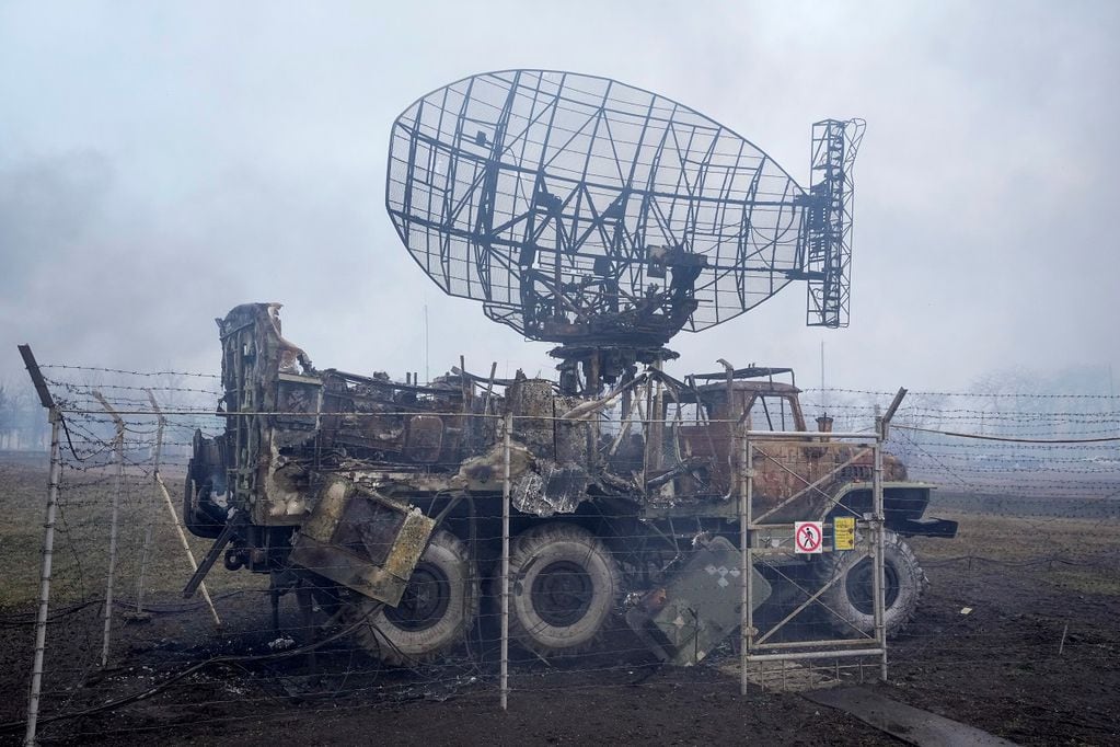Radares dañados y otros equipos se ven en una instalación militar ucraniana en las afueras de Mariupol, Ucrania, el jueves 24 de febrero de 2022. (AP)