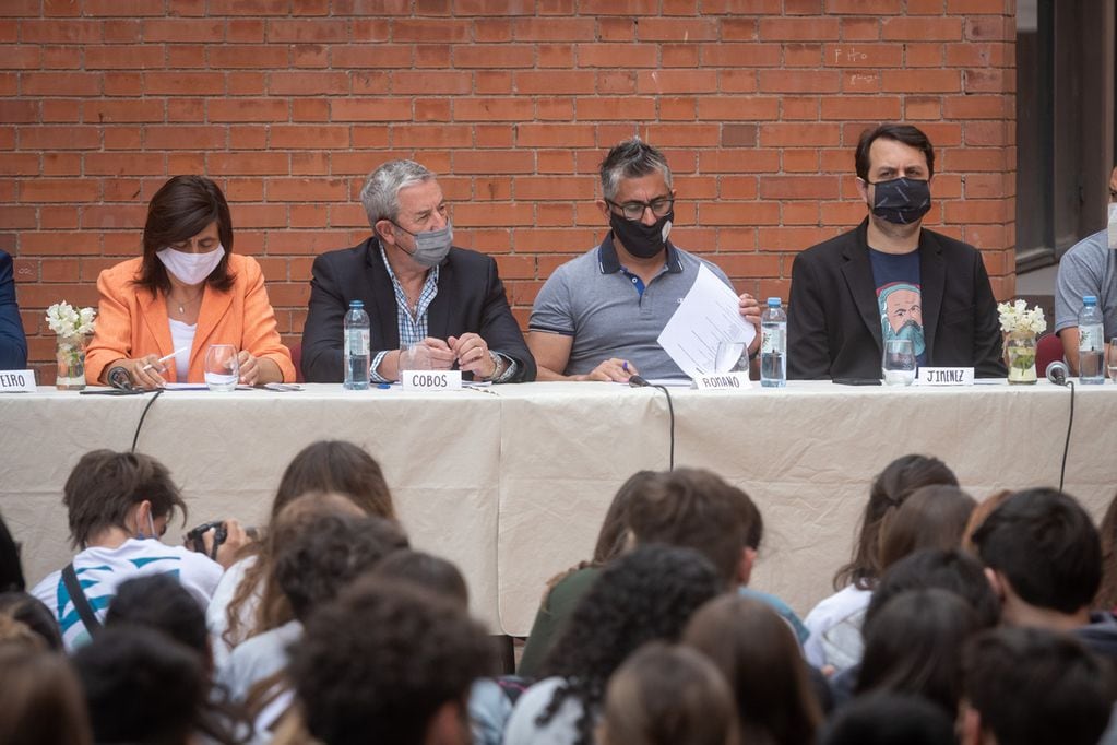 Los candidatos de todas las fuerzas políticas de Mendoza debatieron sus ideas ante los alumnos del Colegio Universitario Central (CUC), en lo que significa el primer debate de cara a las elecciones generales del 14 de noviembre.