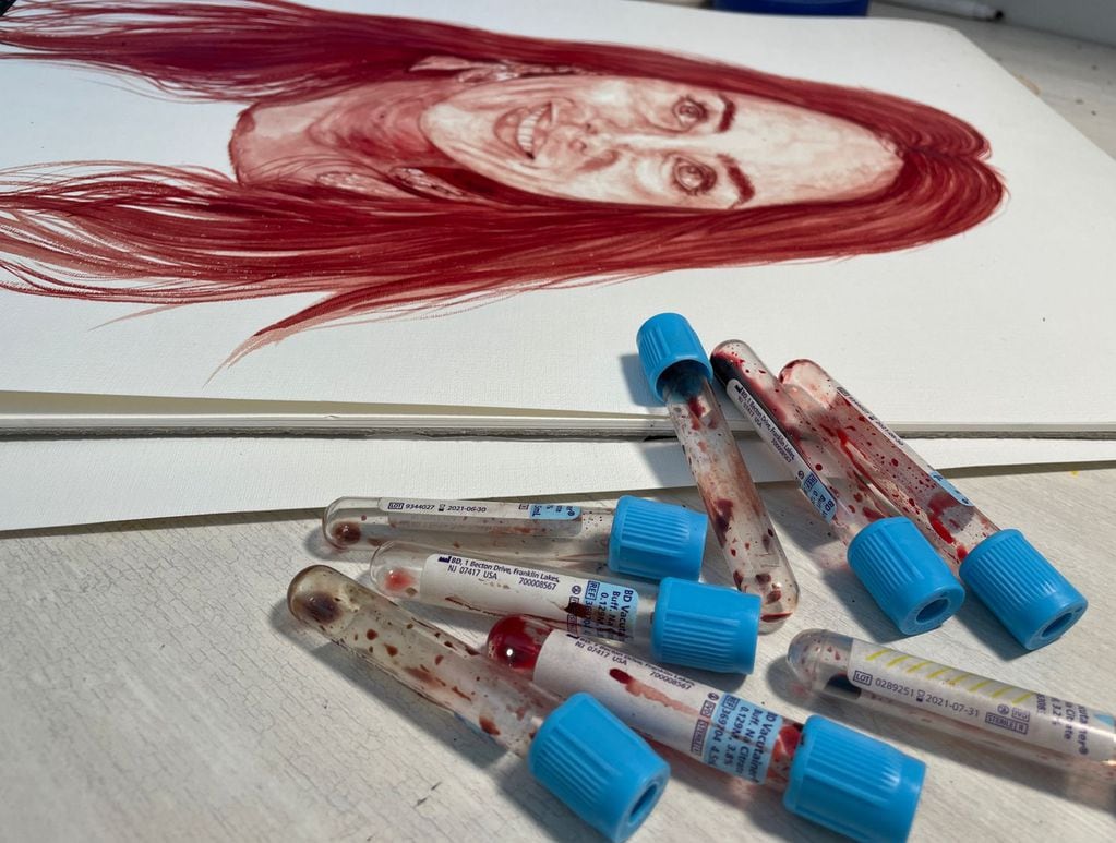 La artista pintó con sangre uno de los autorretratos.