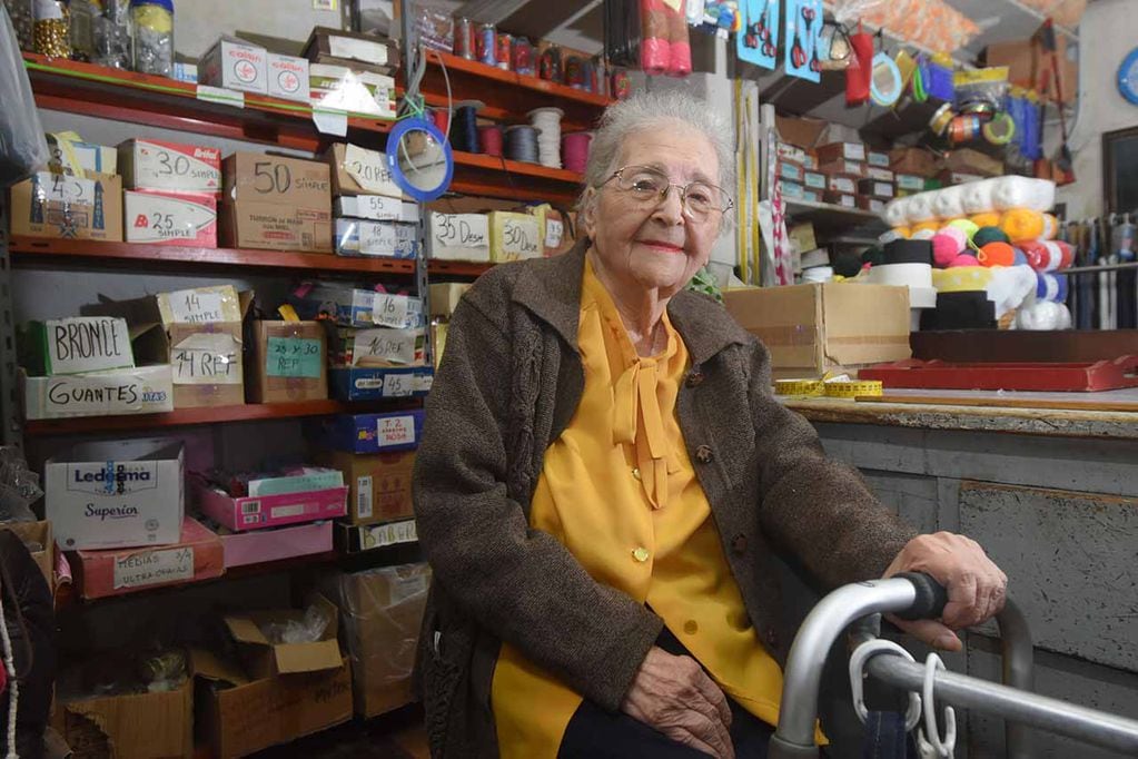 Vivió en un convento para comer y sobrevivió a la Guerra: la increíble vida de Gina, quien atiende su mercería con 95 años. Foto: José Gutierrez / Los Andes.