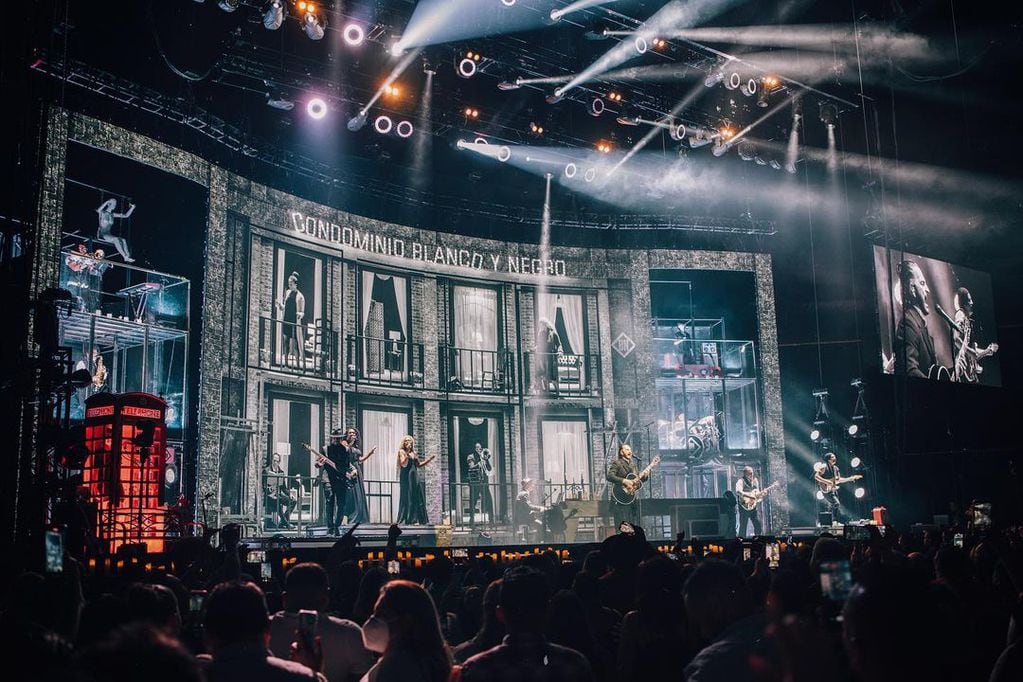 La puesta del "Blanco y Negro Tour", de Arjona, se destaca por su impacto visual. (Instagram)