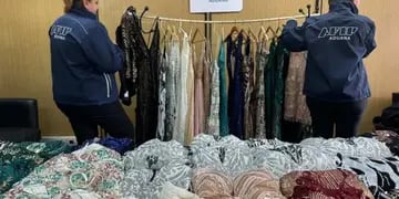 Una mujer chilena intentó ingresar 66 vestidos de fiesta al país y fue descubierta por Aduana