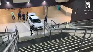 Video: un ladrón de autos se metió a una estación de España quedó atascado en las escaleras