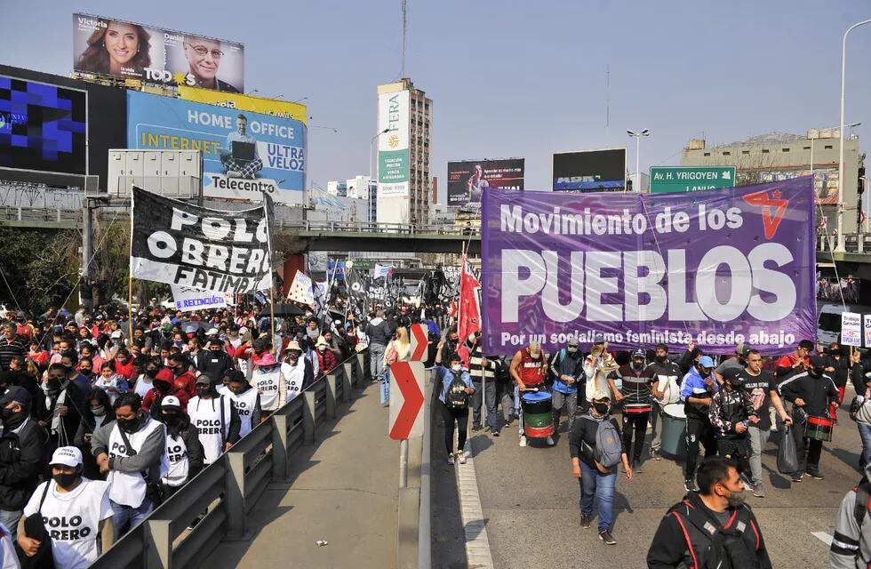 Organizaciones sociales marchan por el Puente Pueyrredón hacia el Centro porteño.