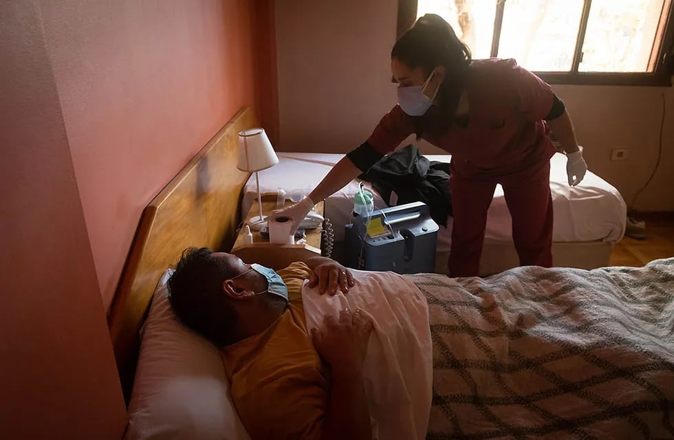 Gonzalo Cassia, paciente con Covid-19, es asistido por la doctora Verónica Ledesma, en una de las habitaciones del hotel. / Foto: Ignacio Blanco