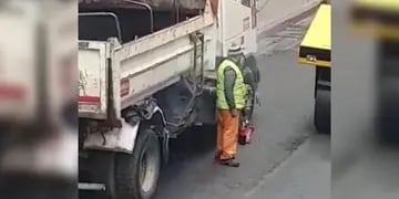 Asado sobre el camión, en pleno barrio Alberdi. (Captura de video)