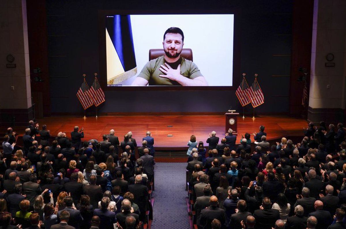 El presidente de Ucrania, Volodímir Zelensky, en pantalla dirigiéndose al Congreso de Estados Unidos en marzo pasado.