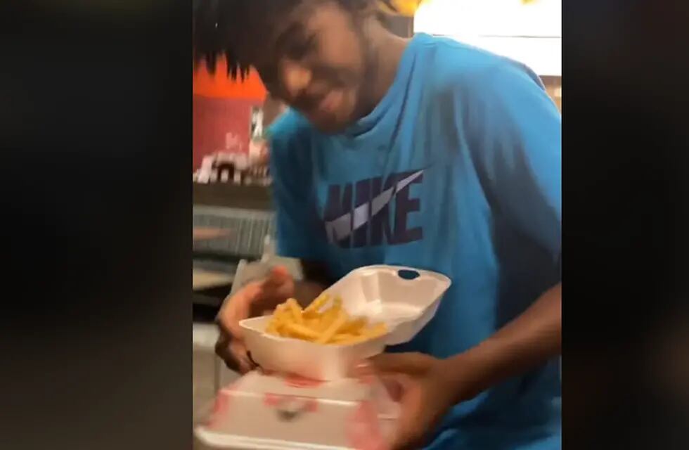 El joven reveló el truco para que en los locales de comida rápida rellenen el cartón los clientes que ya consumieron sus papas fritas, pero de manera gratuita.