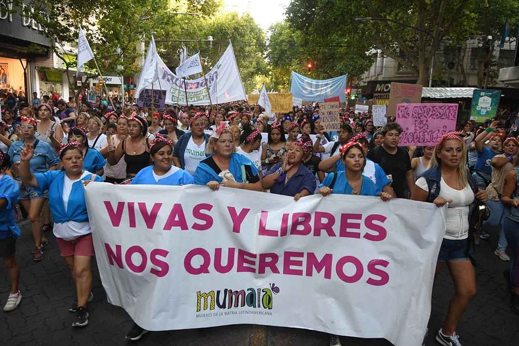 Marcha 8 M en conmemoración del día internacional de la mujer 2023. Miles de mujeres caminaron por las calles de la Ciudad portando carteles, letreros, pancartas y banderas para hacer valer sus derechos

Foto:José Gutierrez / Los Andes 