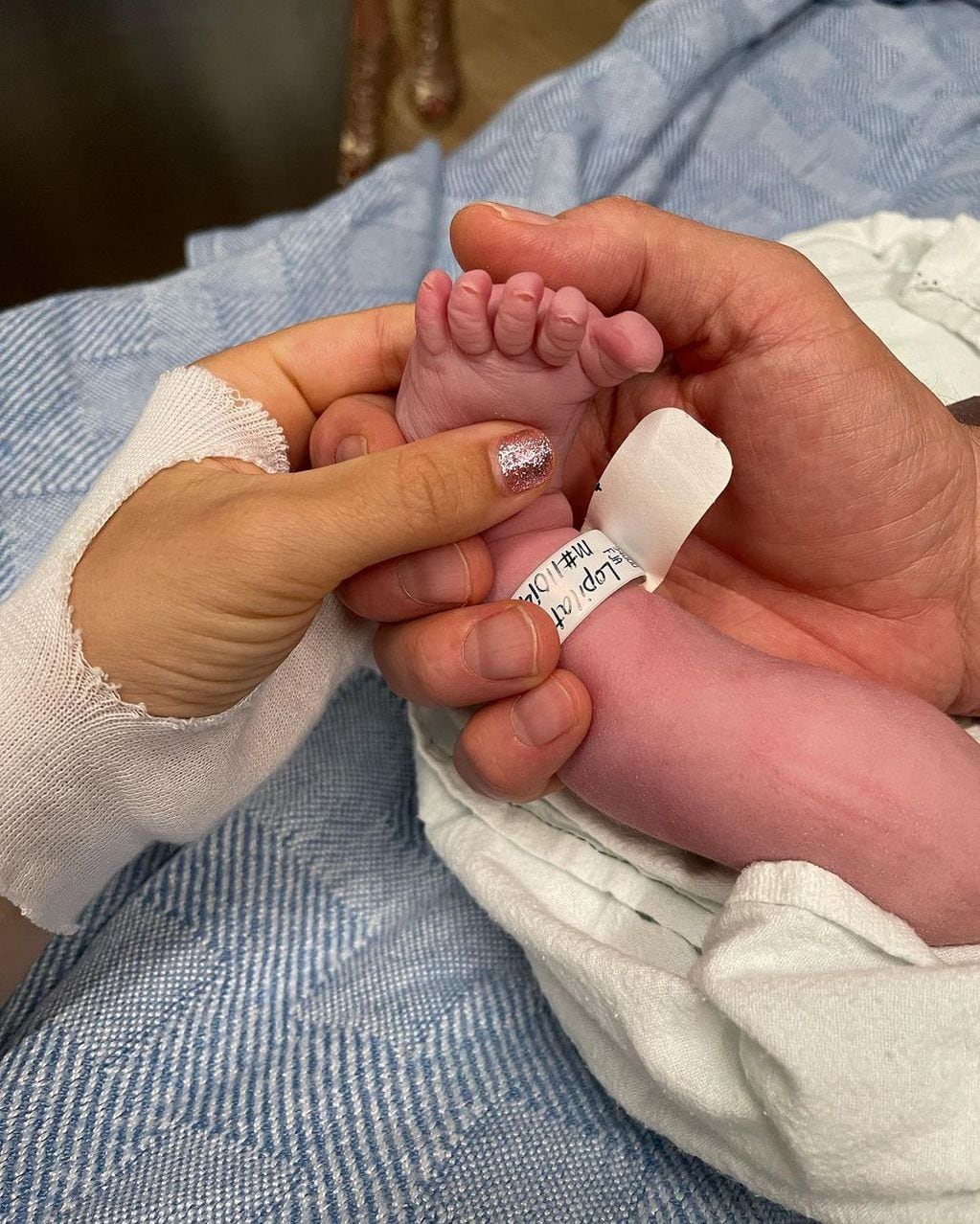 La mano recién nacida de su hija Cielo Yoli Rose Bublé.