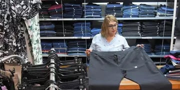  Ricardo observa un pantalón en un local comercial céntrico que dispone de varios talles. - Orlando Pelichotti / Los Andes