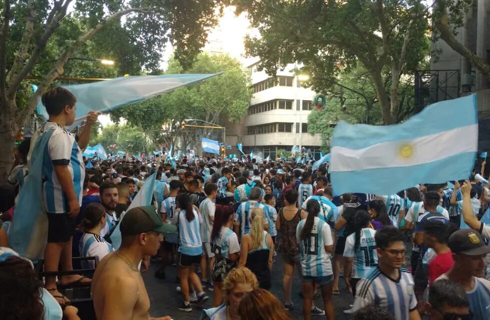 Miles de hinchas salieron a festejar a Peatonal y San Martín cargados de alegría y emoción. - José Gutiérrez / Los Andes