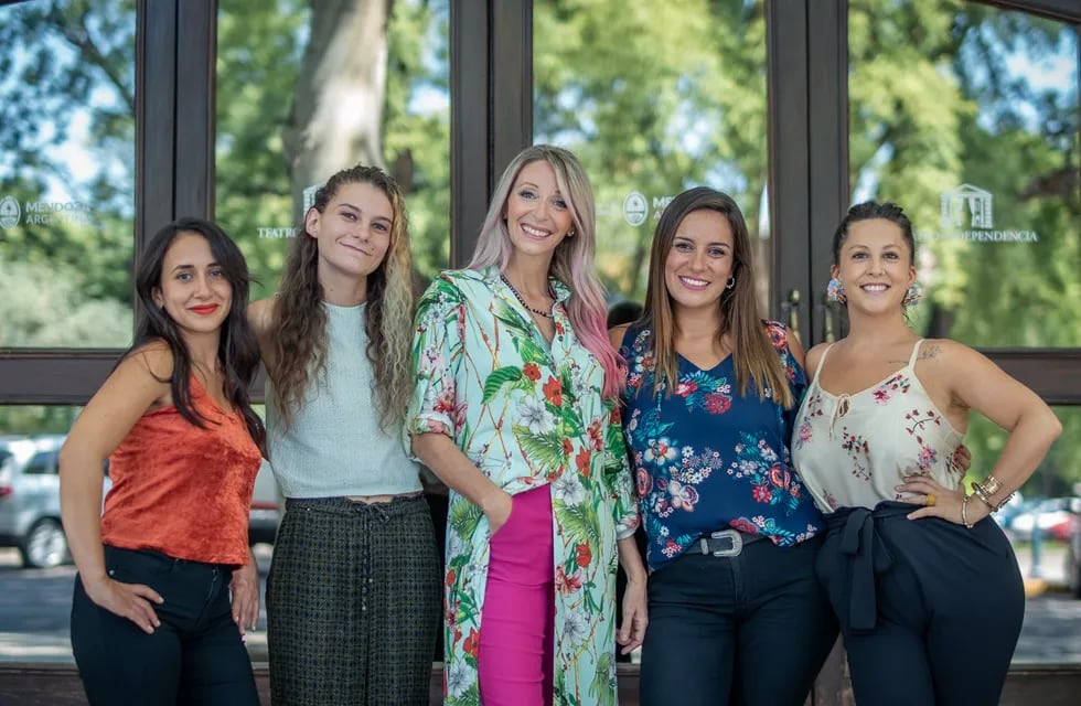 Julieta Villar Cangemi, Vicki Zuin, Coca Carbone, Ofeilia Cuadra y Raquel Delú, las cinco solistas de "Boleros inolvidables".