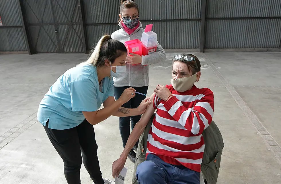 Fernando Lara a punto de recibir la vacuna contra el coronavirus, en las instalaciones del Parque Central. Foto: Orlando Pelichotti / Los Andes