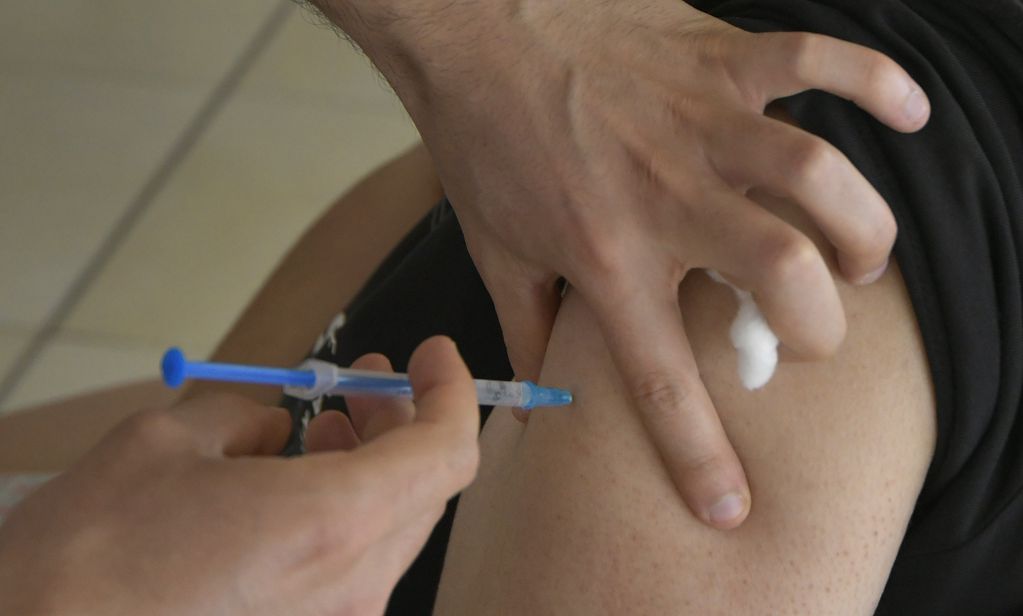 Las autoridades insisten en la importancia de la vacunación contra el Covid-19. Justamente, el paciente de San Luis que se contagió con la Ómicron tiene las dosis de la vacuna: hasta el momento, es asintomático. Foto: Orlando Pelichotti / Los Andes
