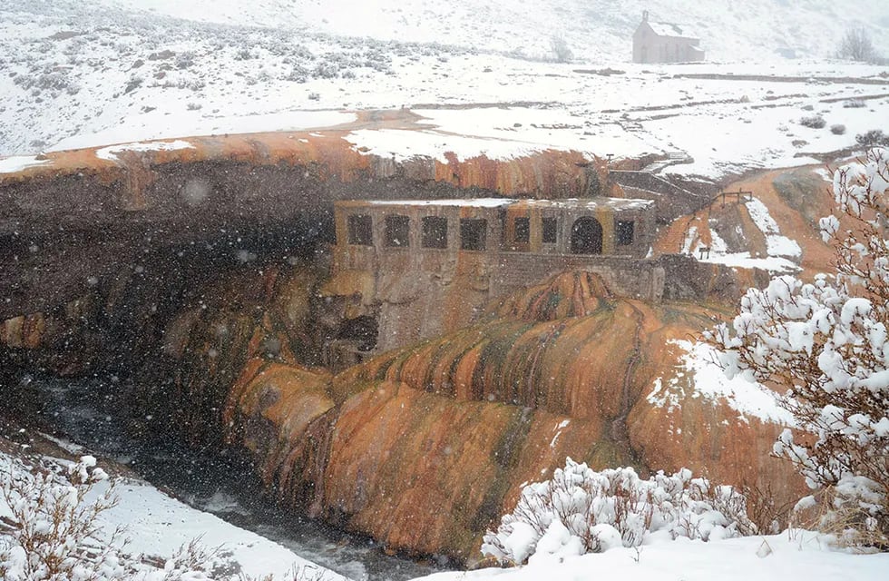 Postal de Puente del Inca durante una nevada en invierno. Foto: Los Andes