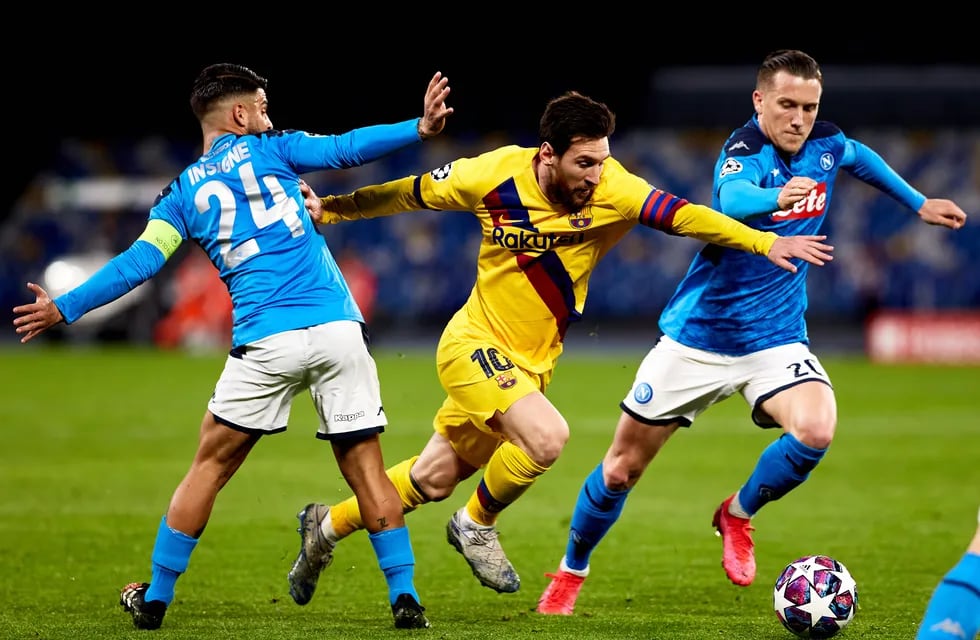 Messi intenta pasar entre dos jugadores del Napoli, una acción de juego que se repetirá en el Camp Nou.