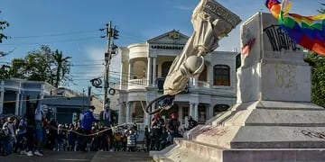 Derribaron una estatua de Cristobal Colón en Colombia