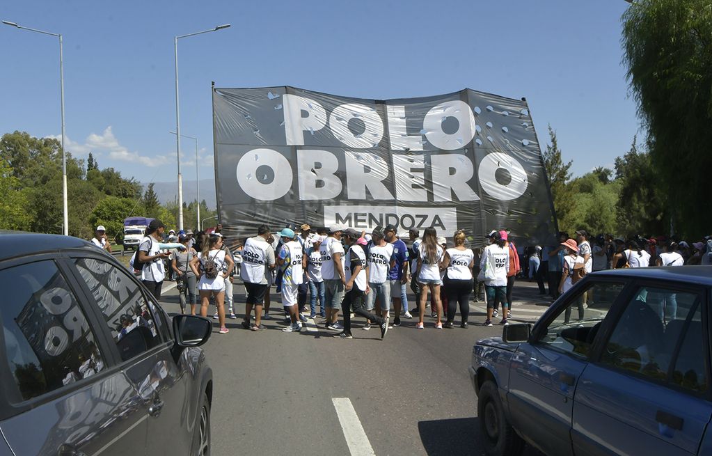 El Polo Obrero marchó por el Acceso Este  y luego por las calles del centro de Mendoza. Foto: Orlando Pelichotti / Los Andes