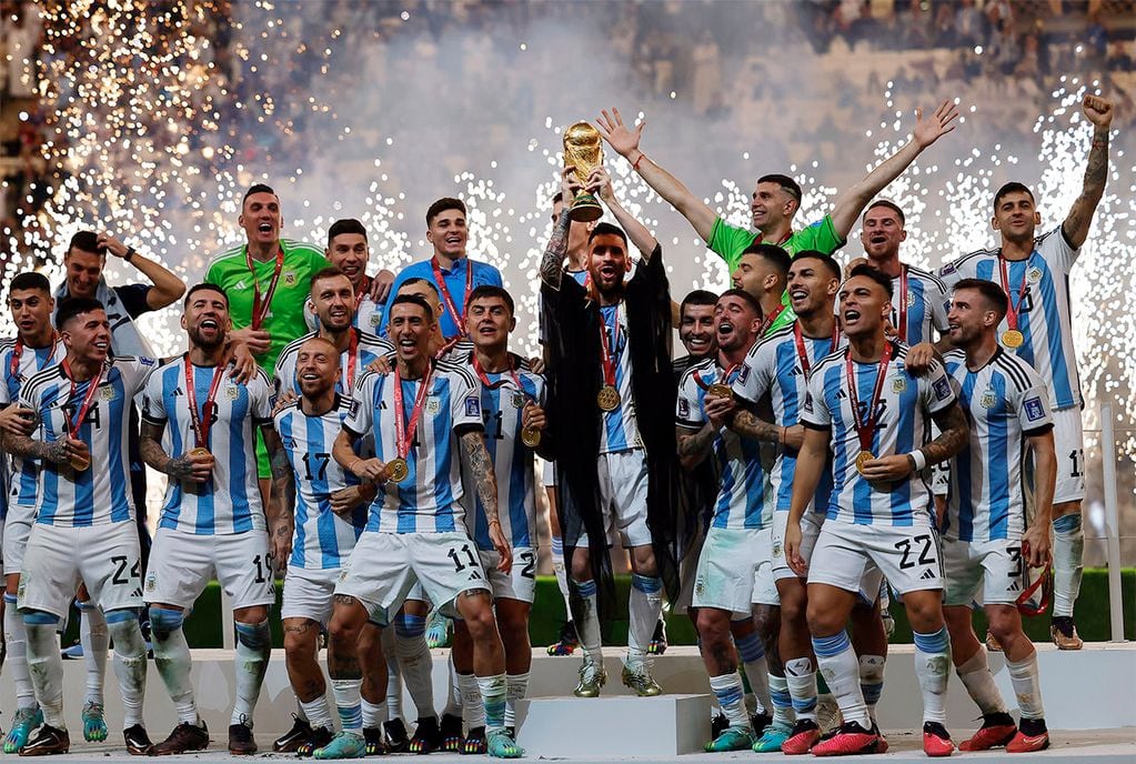 Lusail (Qatar), 18/12/2022.- Lionel Messi (C) of Argentina lifts the trophy as his teammates celebrate after winning the FIFA World Cup 2022 Final between Argentina and France at Lusail stadium, Lusail, Qatar, 18 December 2022. Argentina won 4-2 on penalties. (Mundial de Fútbol, Francia, Estados Unidos, Catar) EFE/EPA/Ronald Wittek
