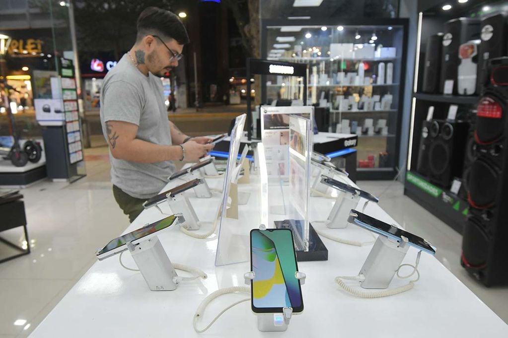 Aunque creció la demanda de teléfonos celulares en la región, un informe privado señala que Argentina no seguirá tendencia por la crisis económica. Foto: José Gutierrez / Los Andes 