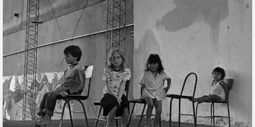 "Evacuados en la escuela, Floresta, 1988" de Adriana Lestido (Gentileza: Ediciones Larivière).