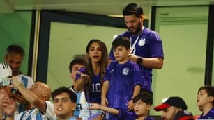 Mateo Messi les tiró un chupetín a los hinchas de Australia y su mamá lo retó