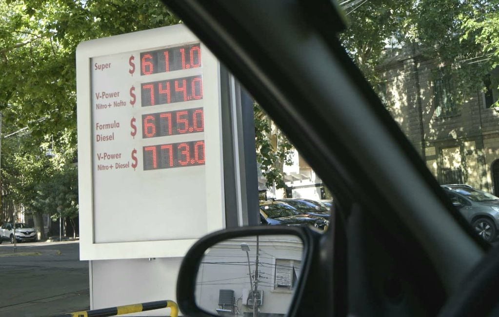 Aumento de los precios de combustibles en Shell - Foto: Orlando Pelichotti / Los Andes