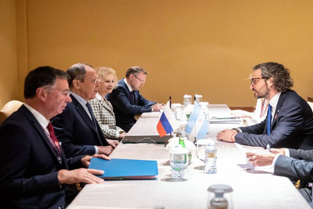 Cafiero mantuvo una reunión bilateral con el ministro de Asuntos Exteriores de la Federación de Rusia, Serguéi Lavrov, a quien le pidió el cese del fuego contra Ucrania.