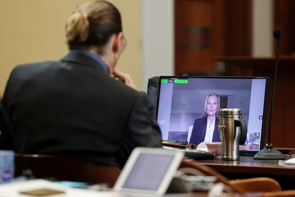 Depp escuchando a su expareja en el juicio