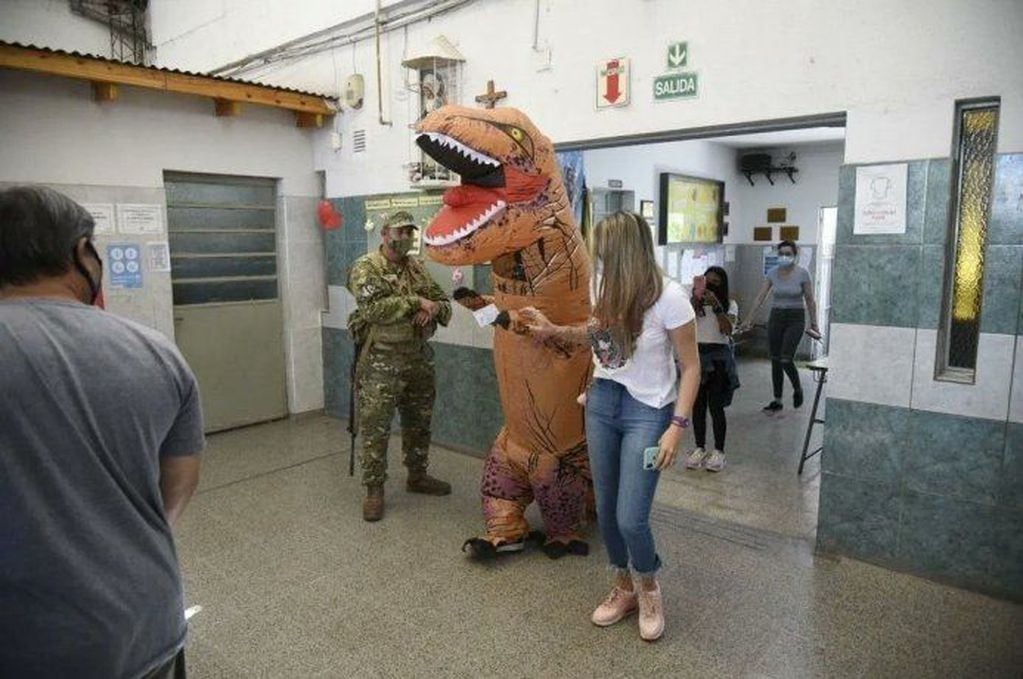 Una persona disfrazada de dinosaurio en Rosario. / Gentileza