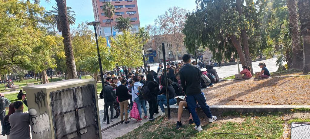 Una multitud de mendocinos se reunió en la plaza San Martín a cambio de “worldcoins”, ¿qué son?