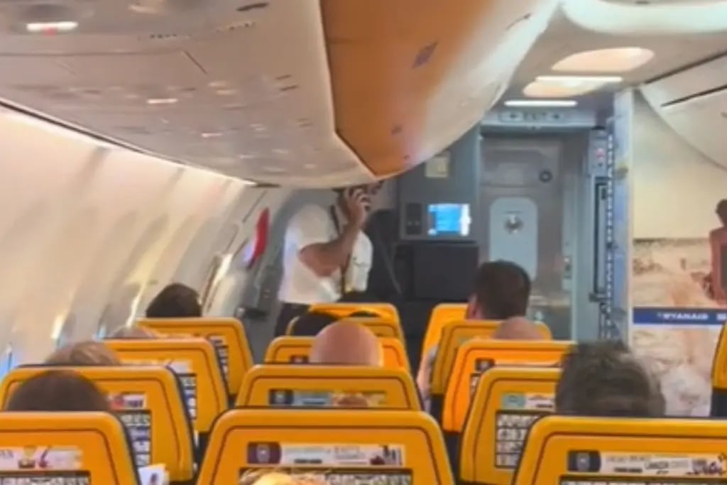 El “Azafato Sexy” de Ryanair provoca el deleite del pasaje y lográ una ovación