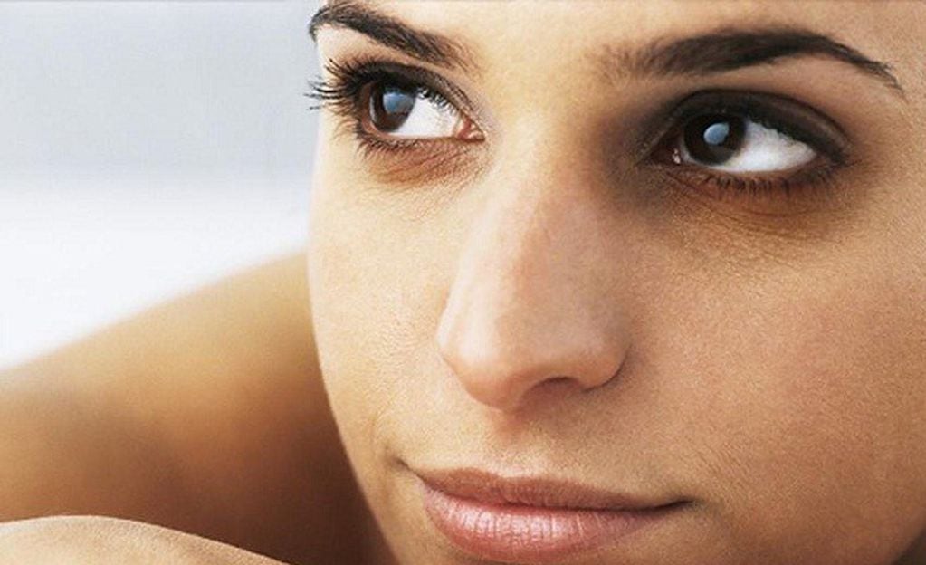 Con los años, nuestra piel va perdiendo volumen y esto también se hace notable en la zona de nuestros ojos.