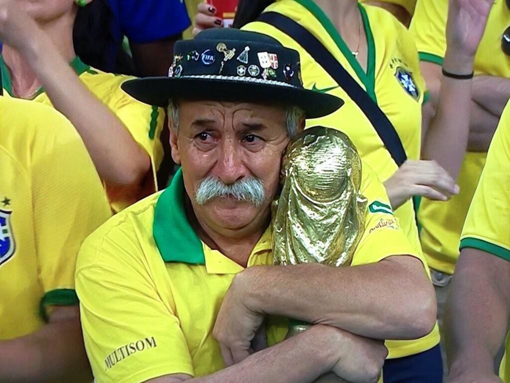 La foto que conmovió a todo el mundo: Clovis Fernandes llorando tras el 1-7 con Alemania. 