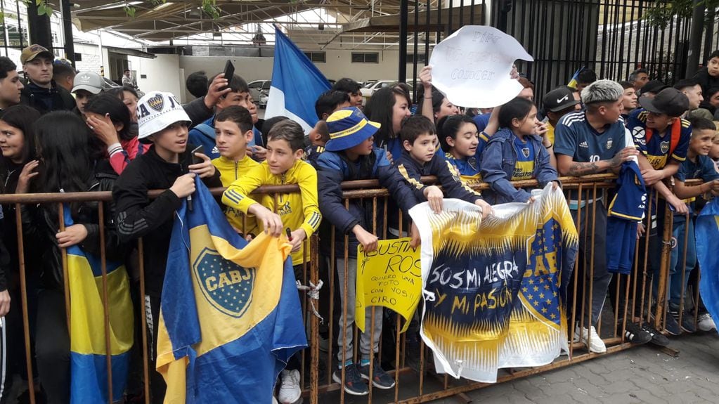 Muchísimos niños, familias, fanáticos, esperaron a sus ídolos en la puerta del hotel en el cual se hospedó el plantel Xeniez. / José Gutiérrez (Los Andes).