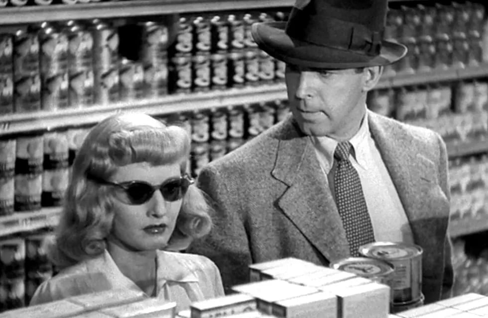 Phyllis Dietrichson (Barbara Stanwyck) y Walter Neff (Fred MacMurray) planean el asesinato para cobrar un seguro de accidente en "Pacto de sangre" (Double Indemnity, 1944)