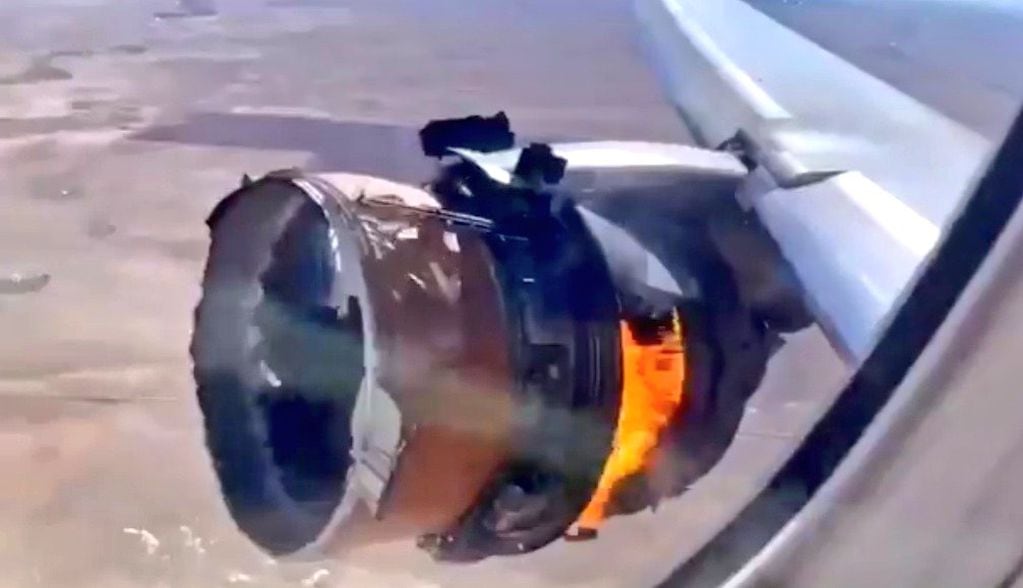 Un avión debió regresar al aeropuerto de Denver, en EE.UU., tras perder una turbina. Parte del material del motor cayó en un vecindario.