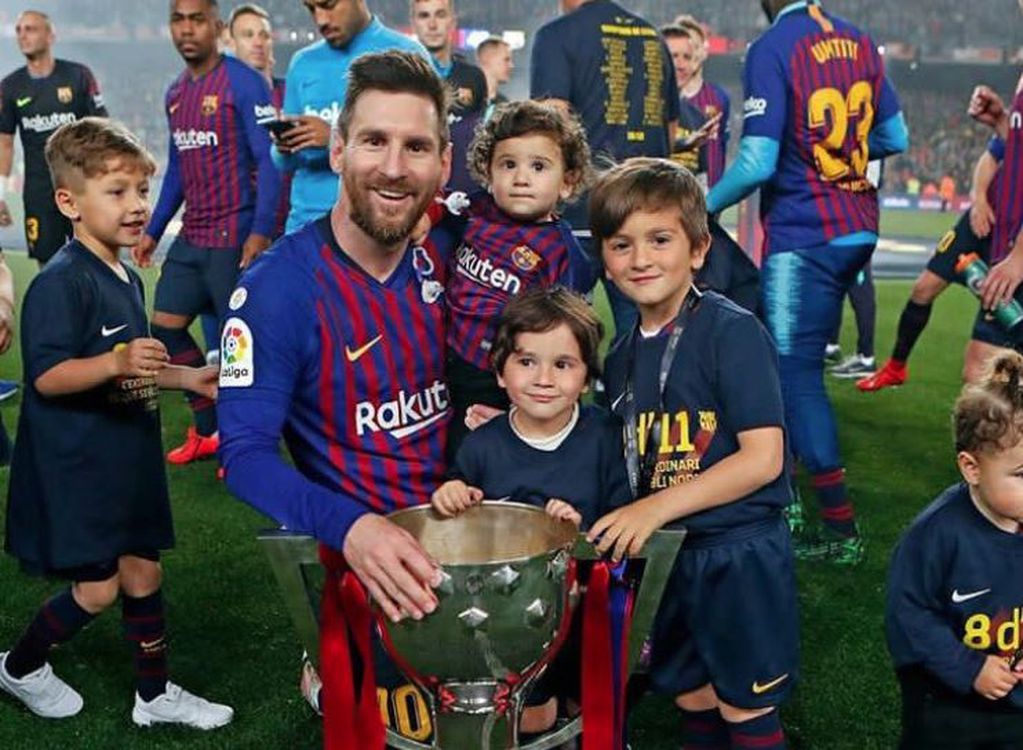 Tierno abrazo de Messi con sus hijos en los festejos de uno de los últimos títulos ganados por el Barcelona.