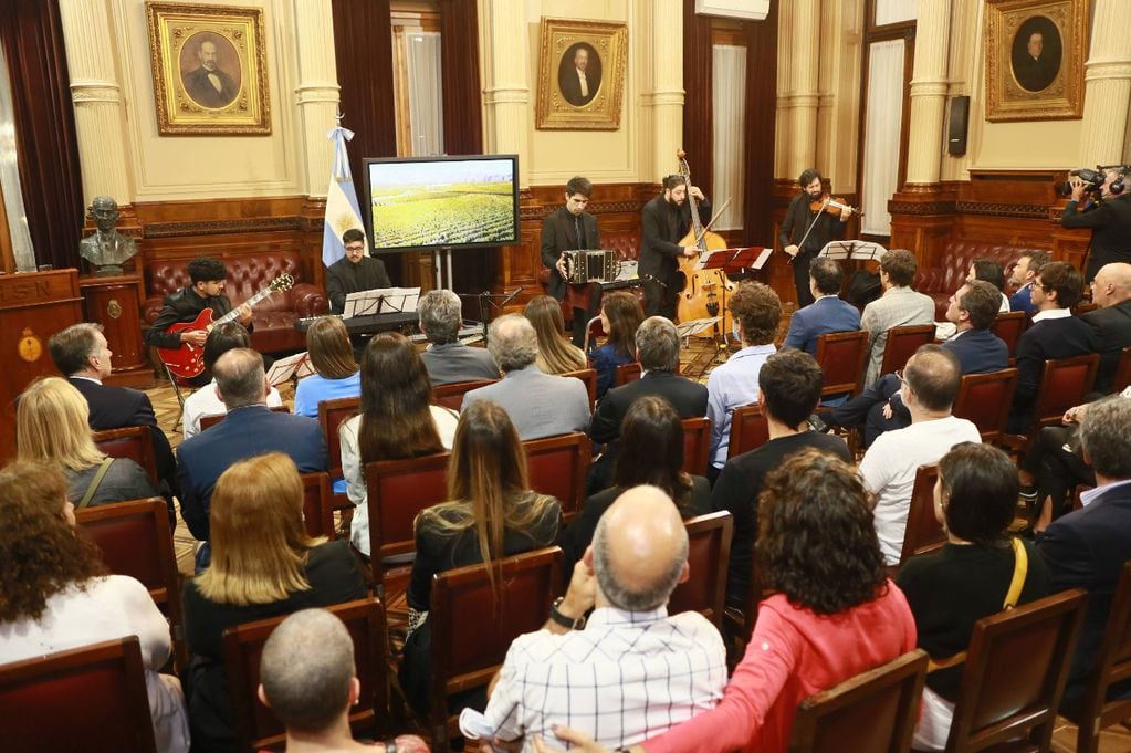 El Senado de la Nación celebró el Día del Malbec con la presencia de artistas, legisladores y respresentantes de la industria