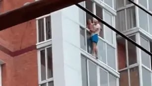 Horror: se paró en el borde de un balcón con su hijo en brazos y amenazó con tirarlo si su esposa no volvía