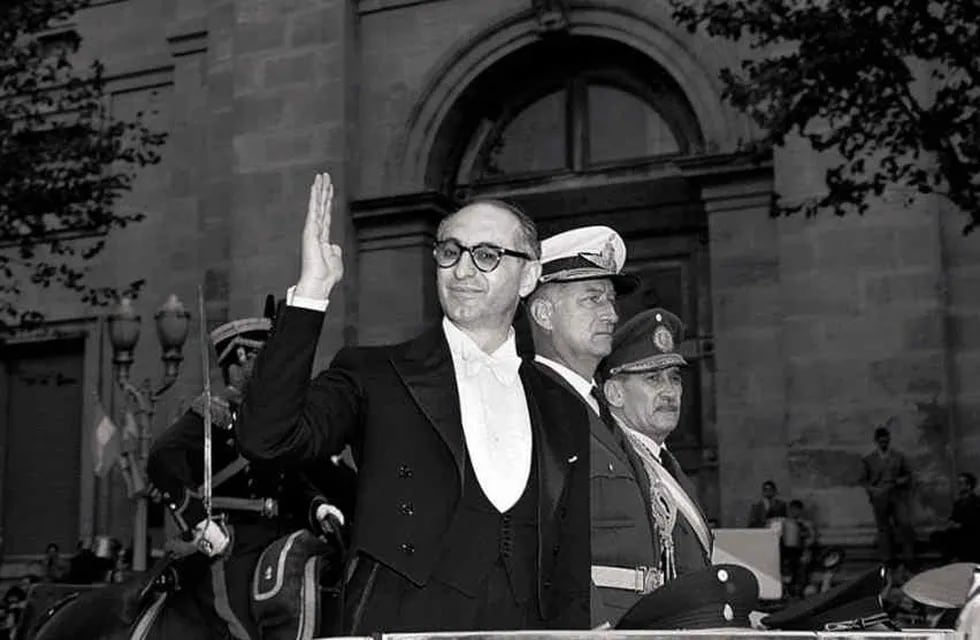 Estilo. Arturo Frondizi asume la presidencia en 1958 (Clarín.com).