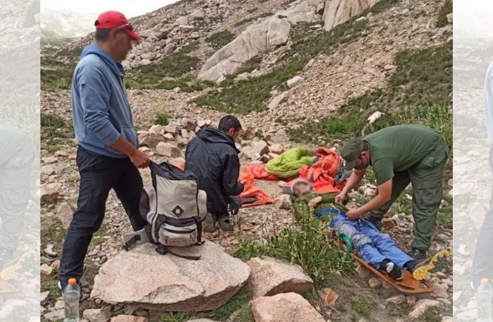 Asisten a un ciudadano que cayó mientras escalaba una montaña. / Foto: Gobierno de Mendoza