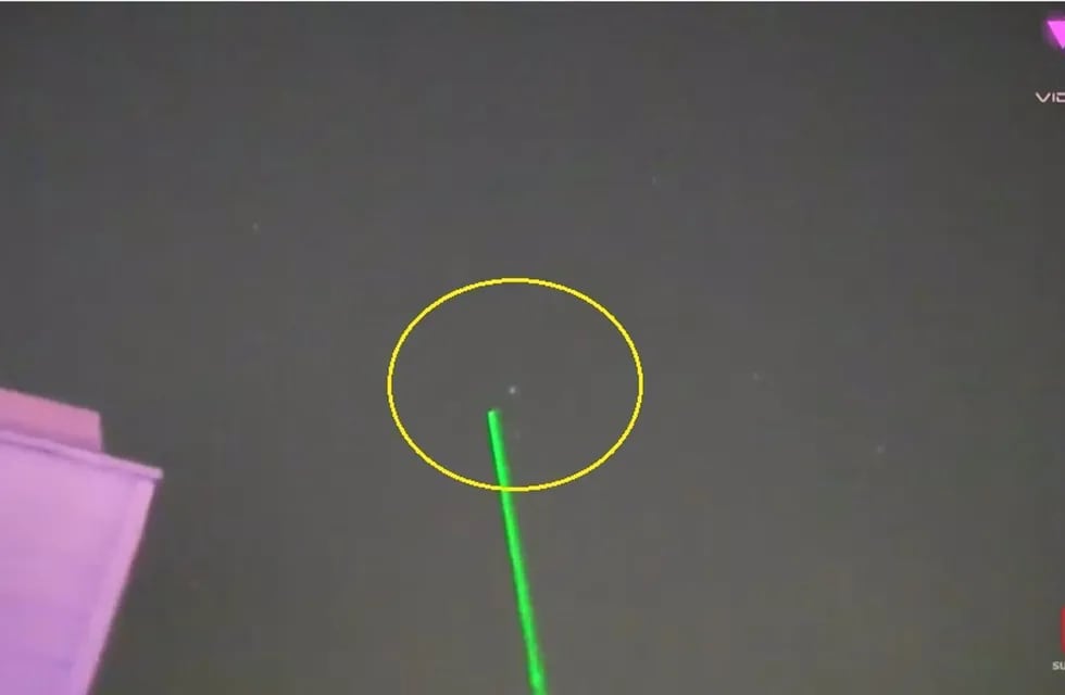 En el momento en que Roger estaba utilizándola, localizó un OVNI y apuntó al objeto con un puntero láser verde
