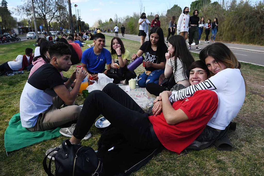 21 de septiembre, día del estudiante y comienzo de la primavera.
en el parque Estación Benegas de Godoy Cruz, los jóvenes se juntaron para festejar el día del estudiante.
