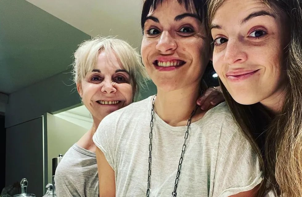 Dalma junto a su hermana Gianinna y su mamá, Claudia Villafañe. (Instagram).