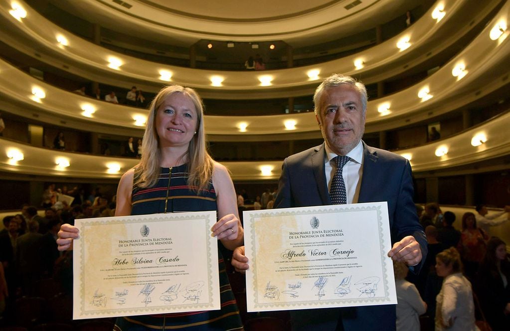 Hebe Casado y Alfredo Cornejo, la fórmula de Cambia Mendoza que ganó las elecciones provinciales, exhiben sus diplomas tras la proclamación de los candidatos electos realizada en el Teatro Independencia.