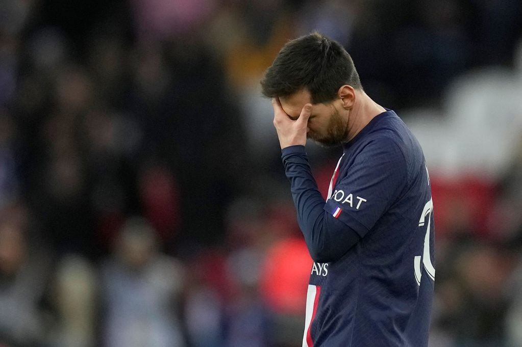 El gesto de Lionel Messi lo dice todo en la caída del PSG por la Liga de Francia ante Rennes. (AP)