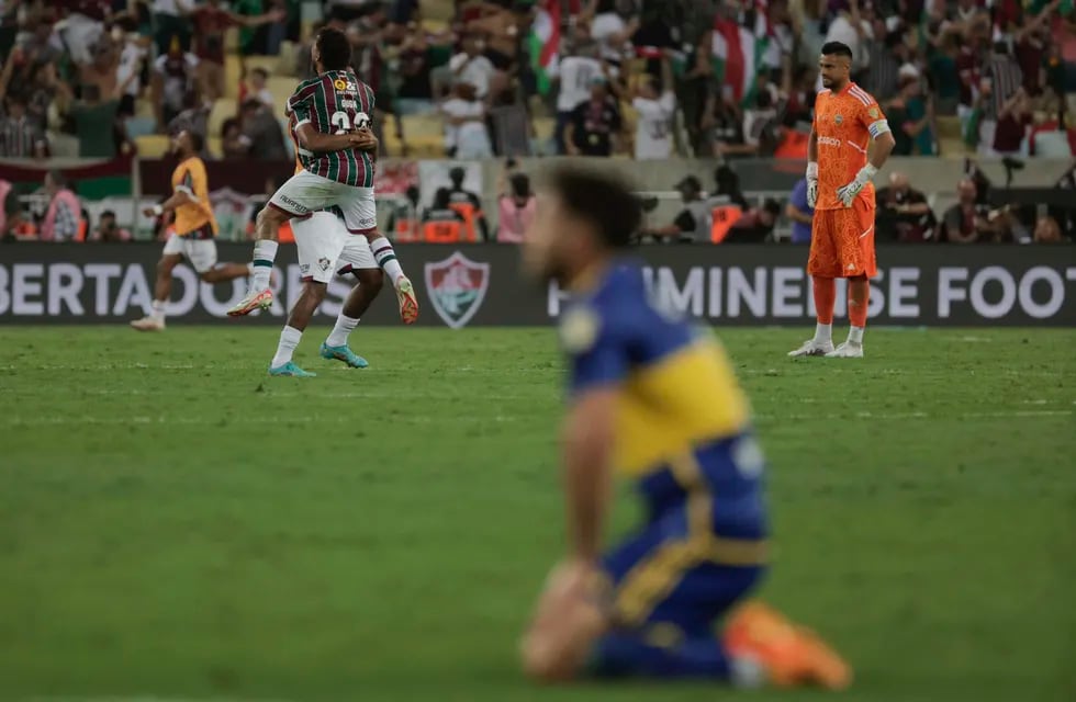 Los jugadores del Fluminense celebran la Copa Libertadores ante la bronca de Boca Juniors en el Maracaná. EFE/ Antonio Lacerda